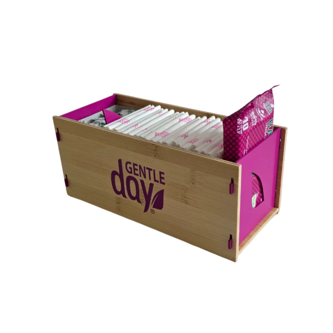 Bambusowy organizer z artykułami do higieny